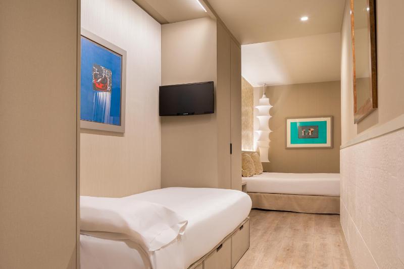 Superior Double Room with Extra Bed image 1
