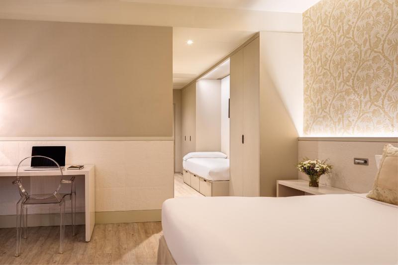 Superior Double Room with Extra Bed image 4