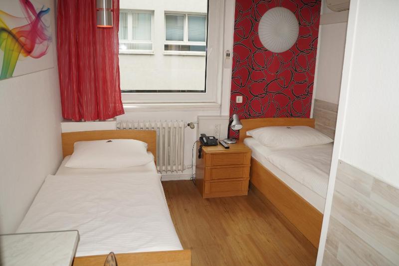 Economy Twin Room image 1