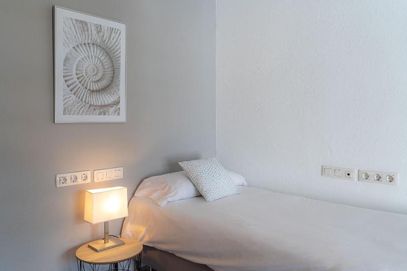 Large Single Room image 3