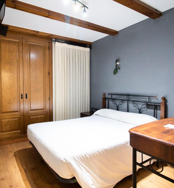 Economy Room image 3