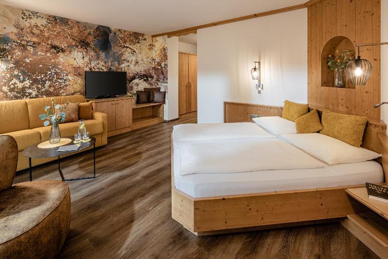 Superior Double Room - North Side image 3