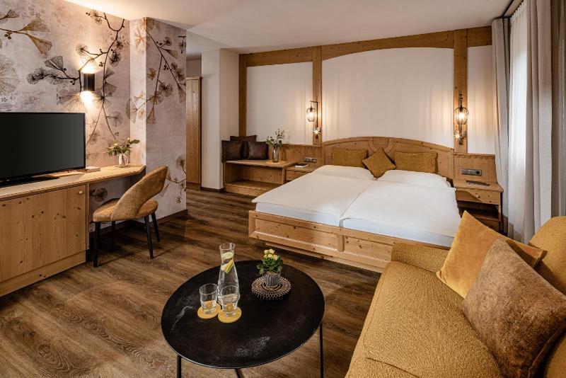 Superior Double Room with Balcony image 3
