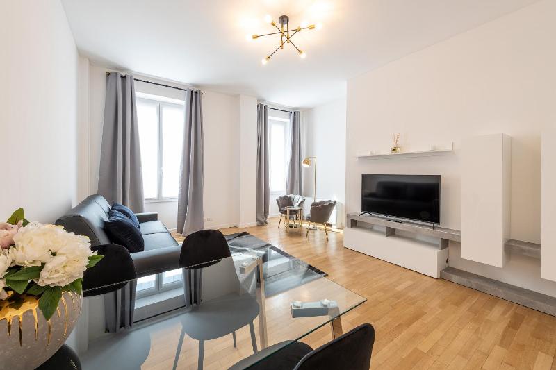 One-Bedroom Apartment - Corso Magenta 62 image 1