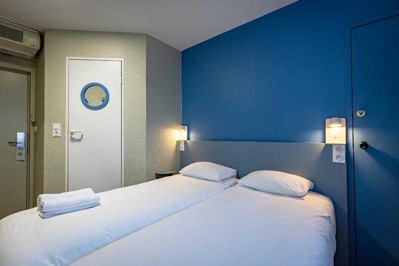 Twin Room image 3