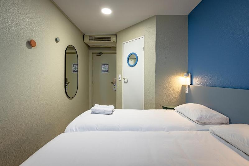 Twin Room image 2