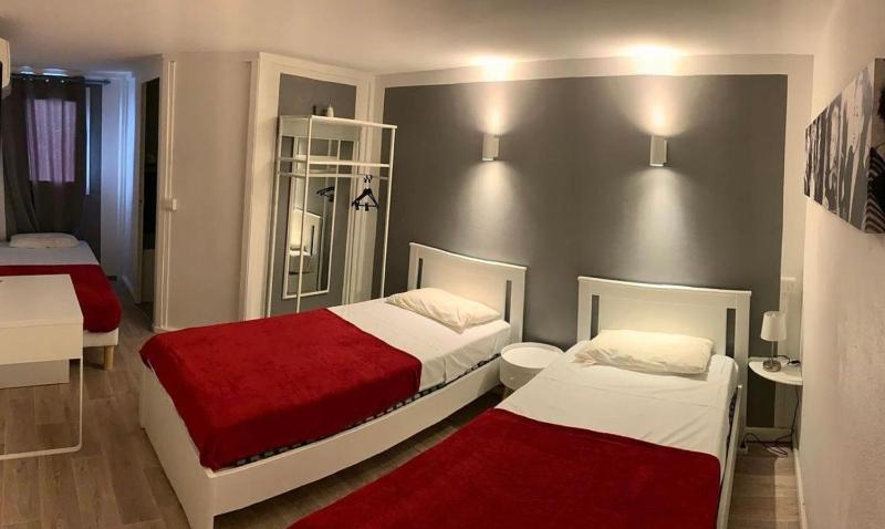 Triple Room with 3 Single Beds image 1
