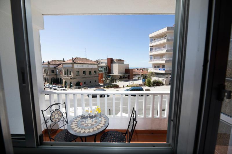Deluxe Double or Twin Room with Balcony image 2