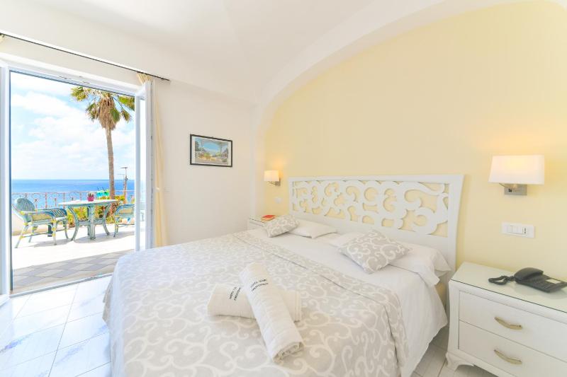 Double Room with Sea View image 3