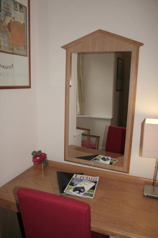Twin Room image 4