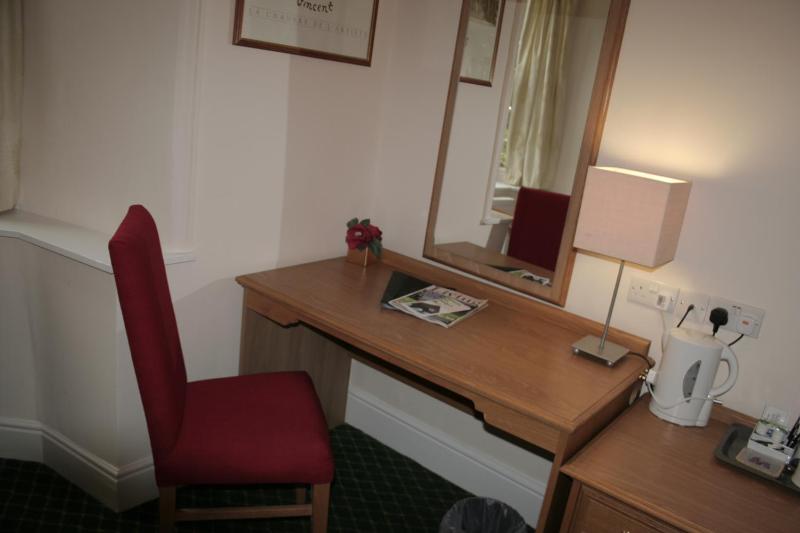 Twin Room image 3