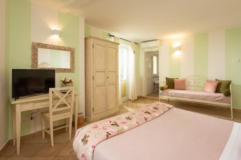 Triple Room with Garden View image 1