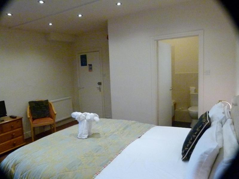 Double Room image 4