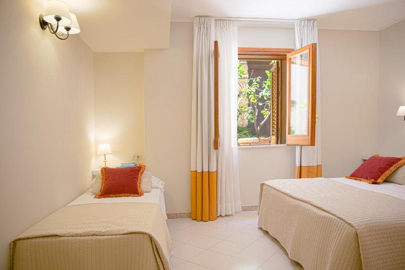 Standard Triple Room image 1