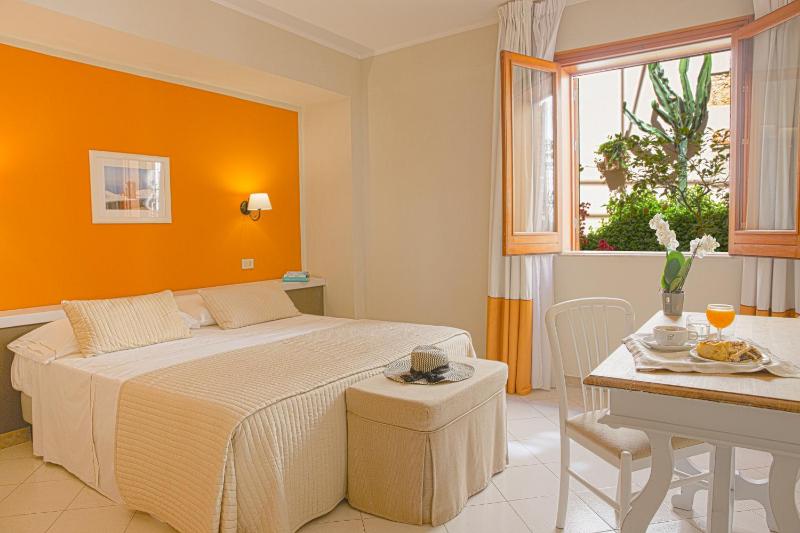 Standard Double Room image 4