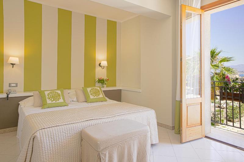 Superior Double Room with Balcony and Sea View image 1