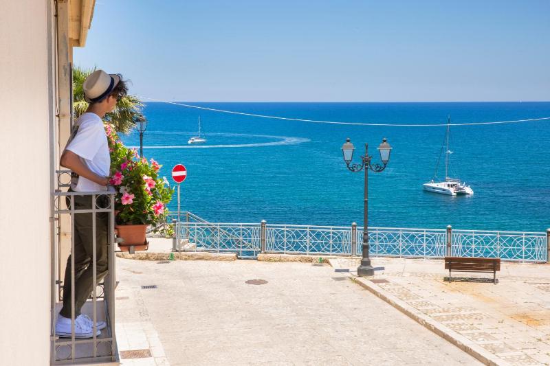 Superior Double Room with Balcony and Sea View image 3