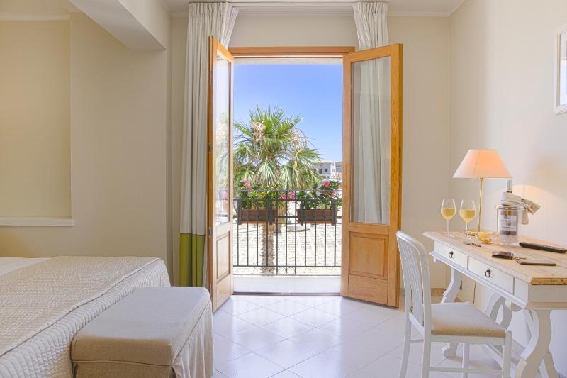 Superior Double Room with Balcony and Sea View image 4