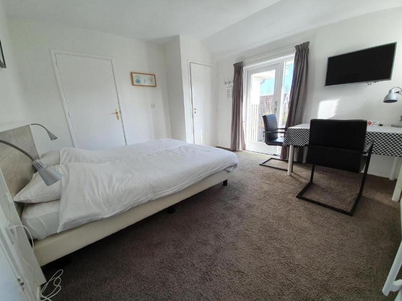 Studio with Balcony (2 Adults) image 3