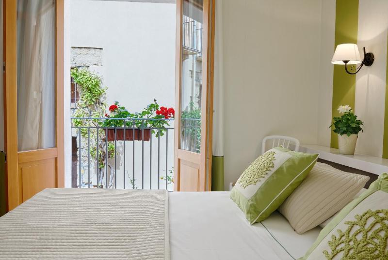 Standard Triple Room with Balcony image 1