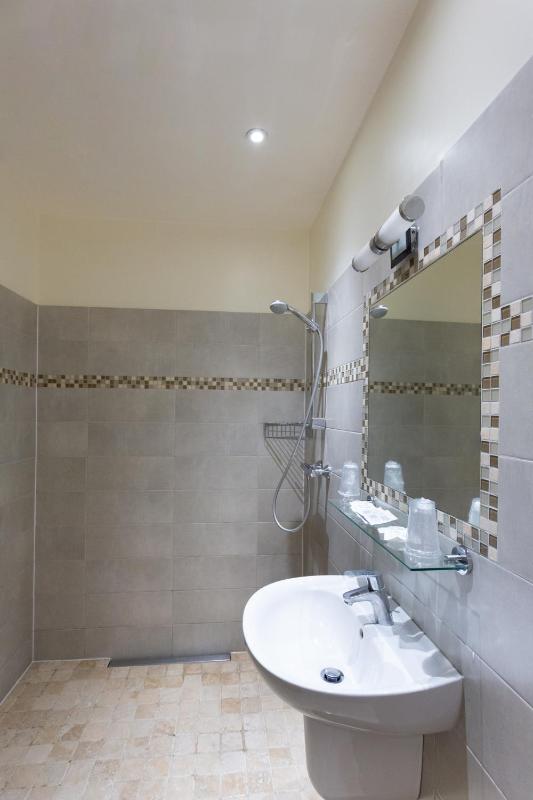 Standard Quadruple Room image 4