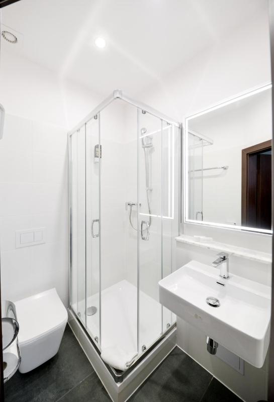 Standard Double Room image 4