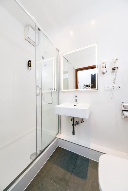 Economy Double Room image 3