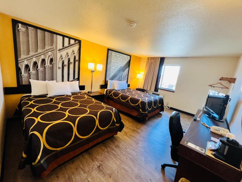 Queen Room with Two Queen Beds - Non-Smoking image 2