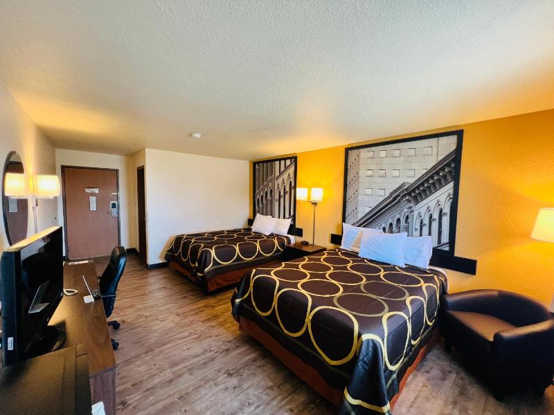 Queen Room with Two Queen Beds - Non-Smoking image 3