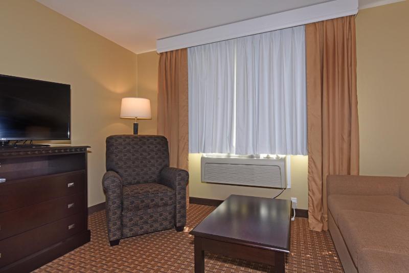 Queen Suite with Two Queen Beds image 4