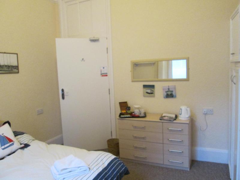 Twin Room image 4