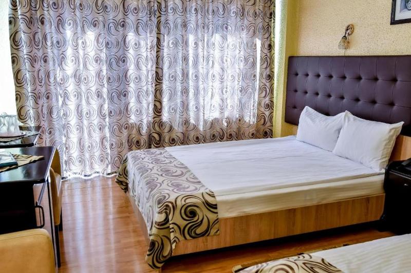 Twin Room image 4