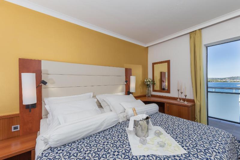 Premium Club Room image 3