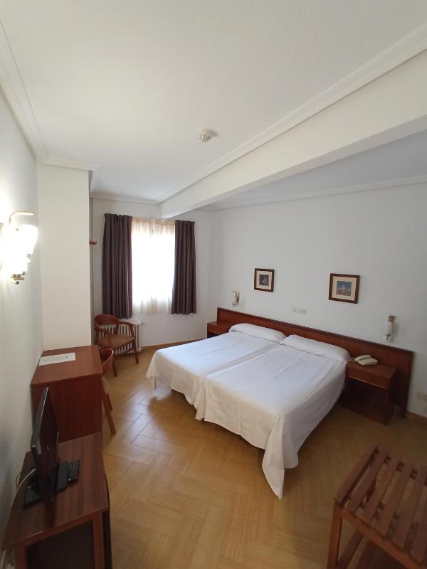 Twin Room image 3