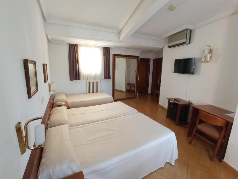 Standard Triple Room image 4