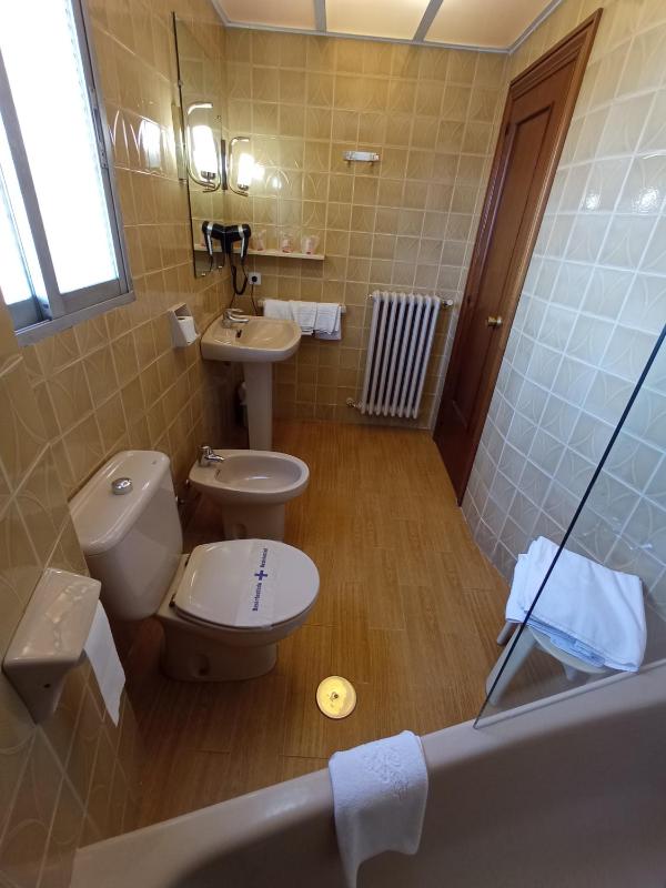 Twin Room image 4