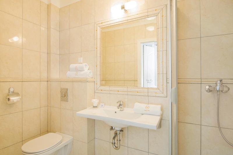 Premium Twin Room image 4