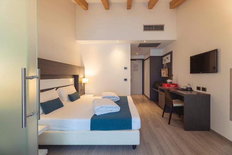 Junior Suite with Hot Tub image 3