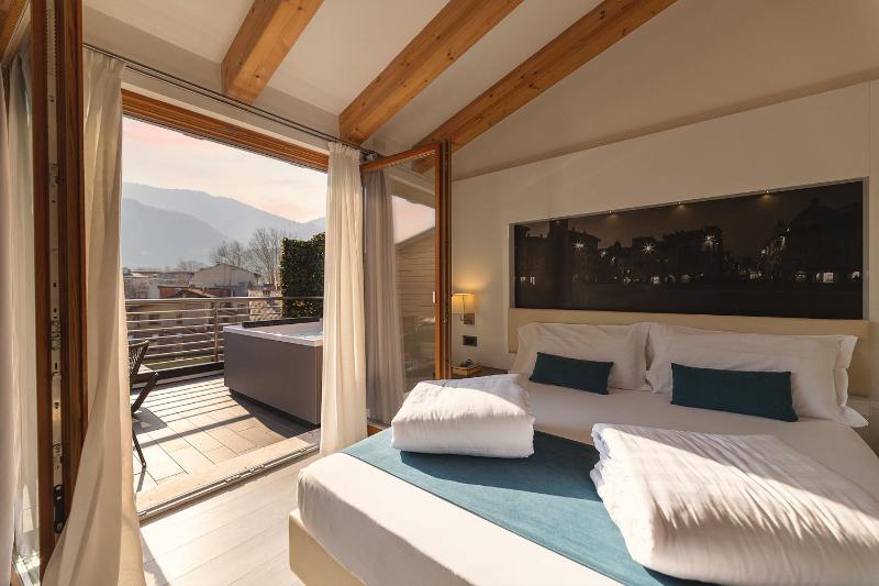 Suite with Kitchenette and Jacuzzi image 3