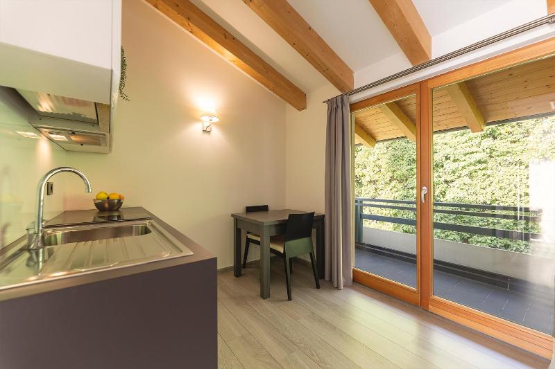 Suite with Kitchenette and Jacuzzi image 2