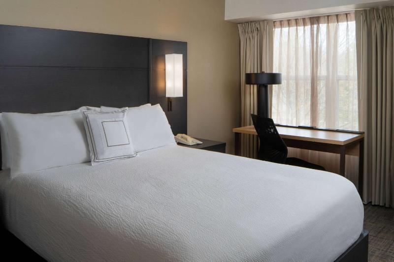 Two Bedroom Suite - Queen in Each image 2