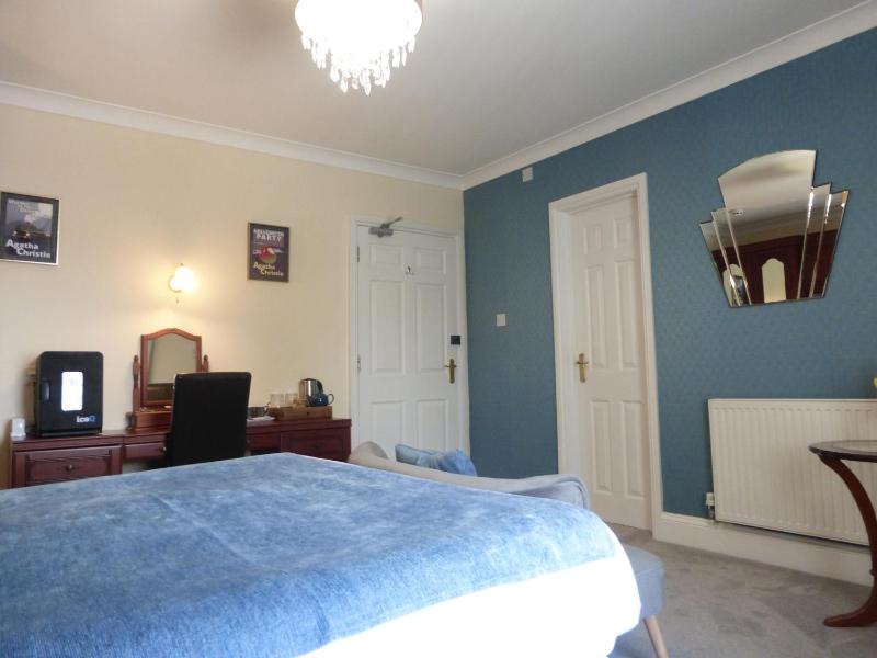 Superior King Room image 4