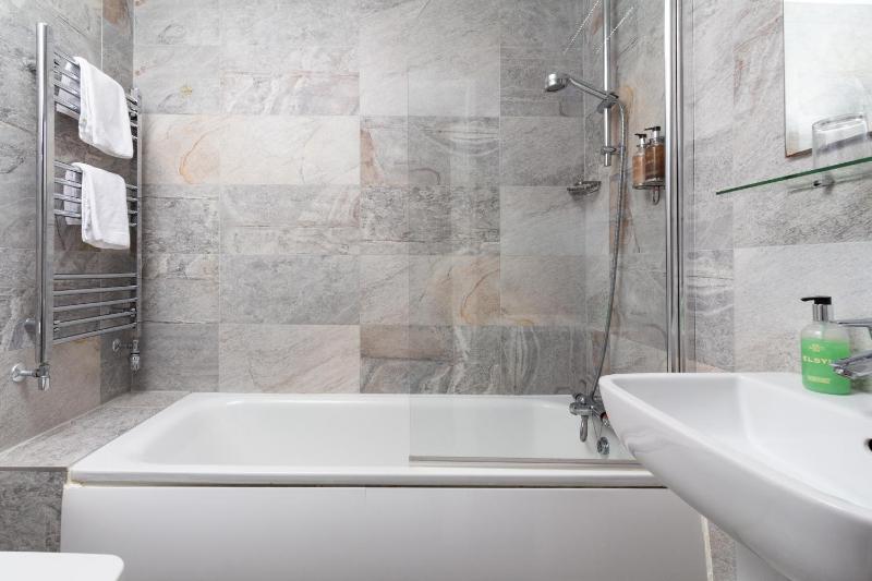 Quadruple Room image 3