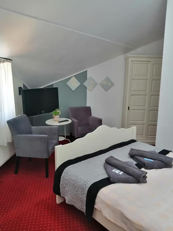 Standard Double Room image 4