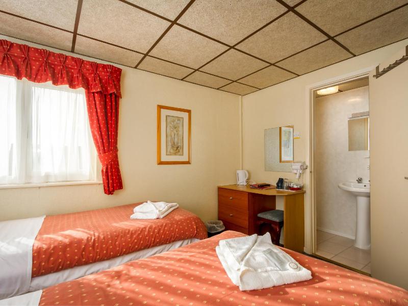 Standard Triple Room image 3