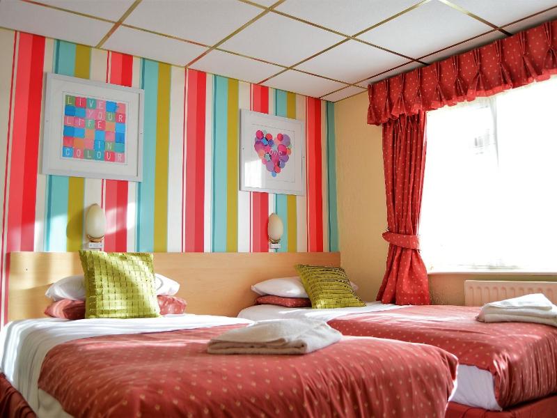 Standard Twin Room image 4