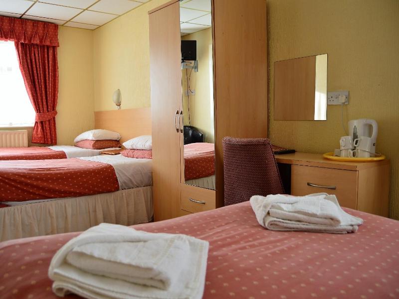 Standard Quadruple Room image 3