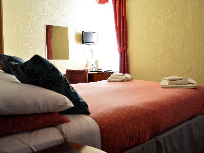 Standard Double Room image 4