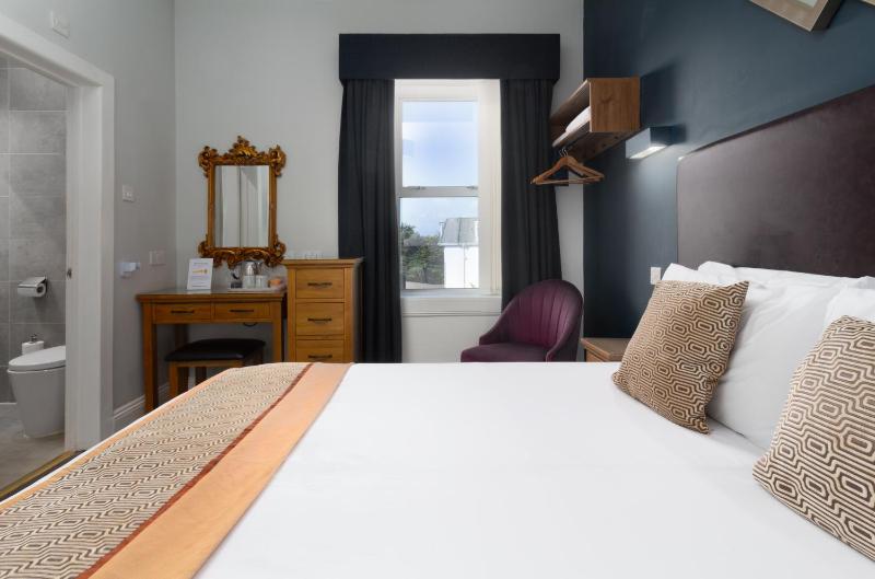 Standard Double Room image 4