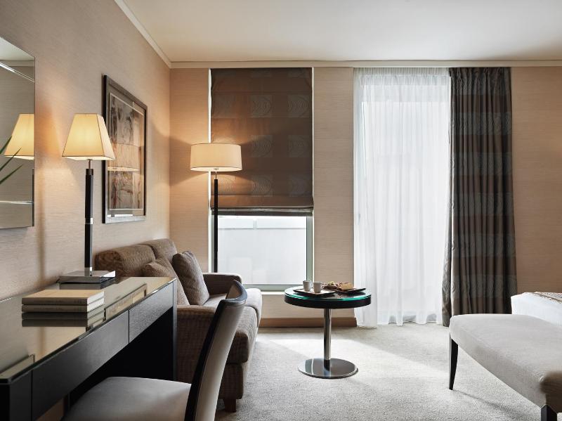 Executive Double or Twin Room with City View image 4